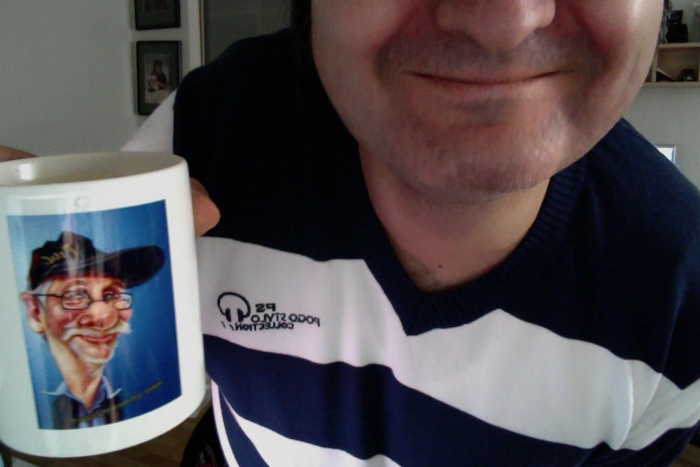 Digitale Karikatur auf einer Fototasse als personalisiertes Geschenkmotiv.