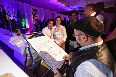 Schnellzeichner und Karikaturist Erol beim Zeichnen eines Paares in Walldürn