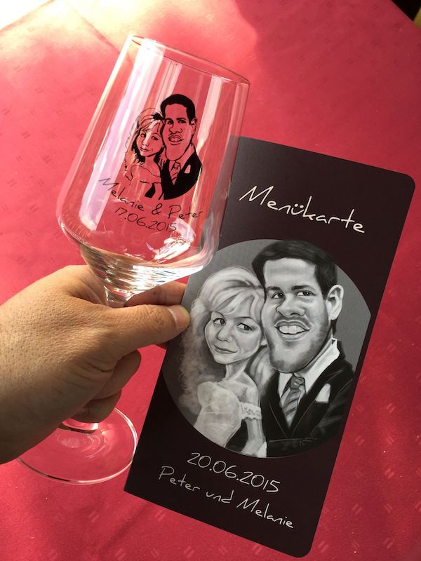 Hochzeitspaar nutzt individuelle Karikatur für Einladungen & Sektgläser