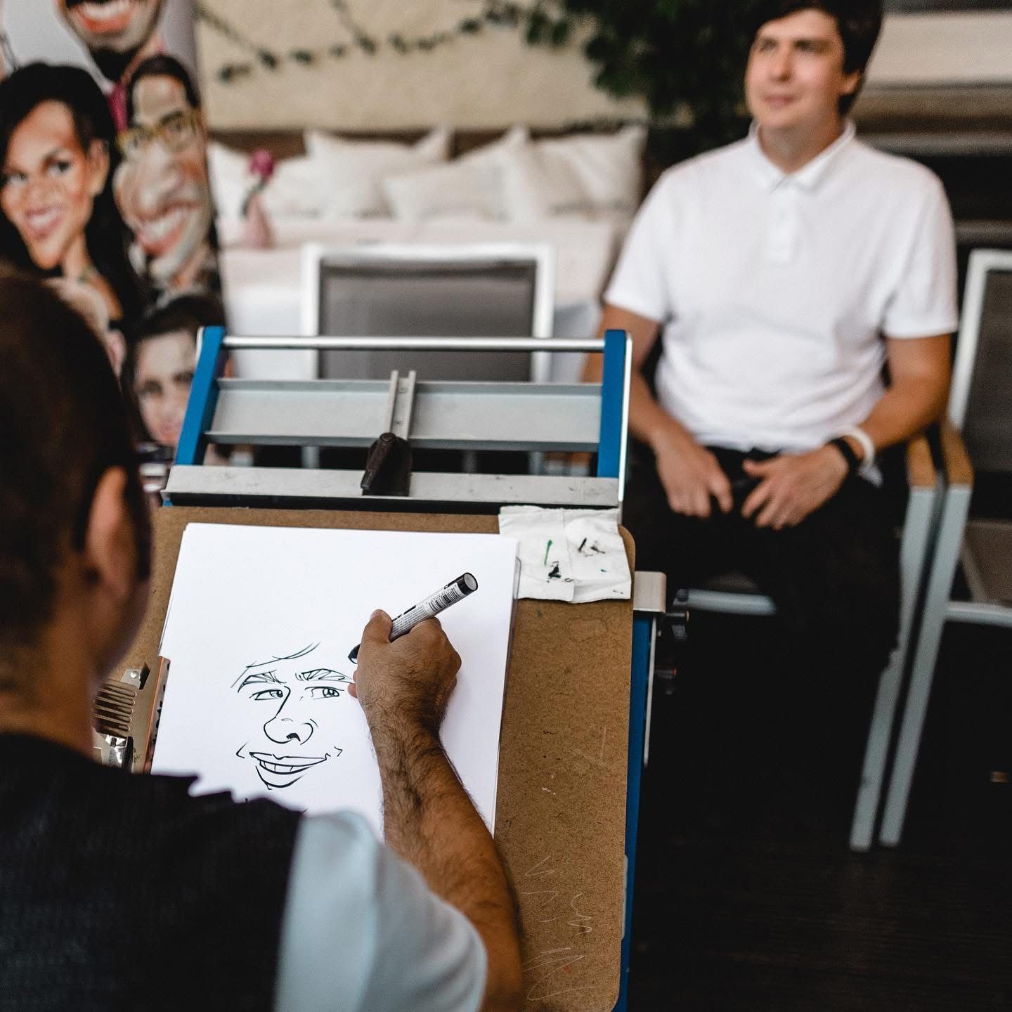 Karikaturist Erol zeichnet einen Gast