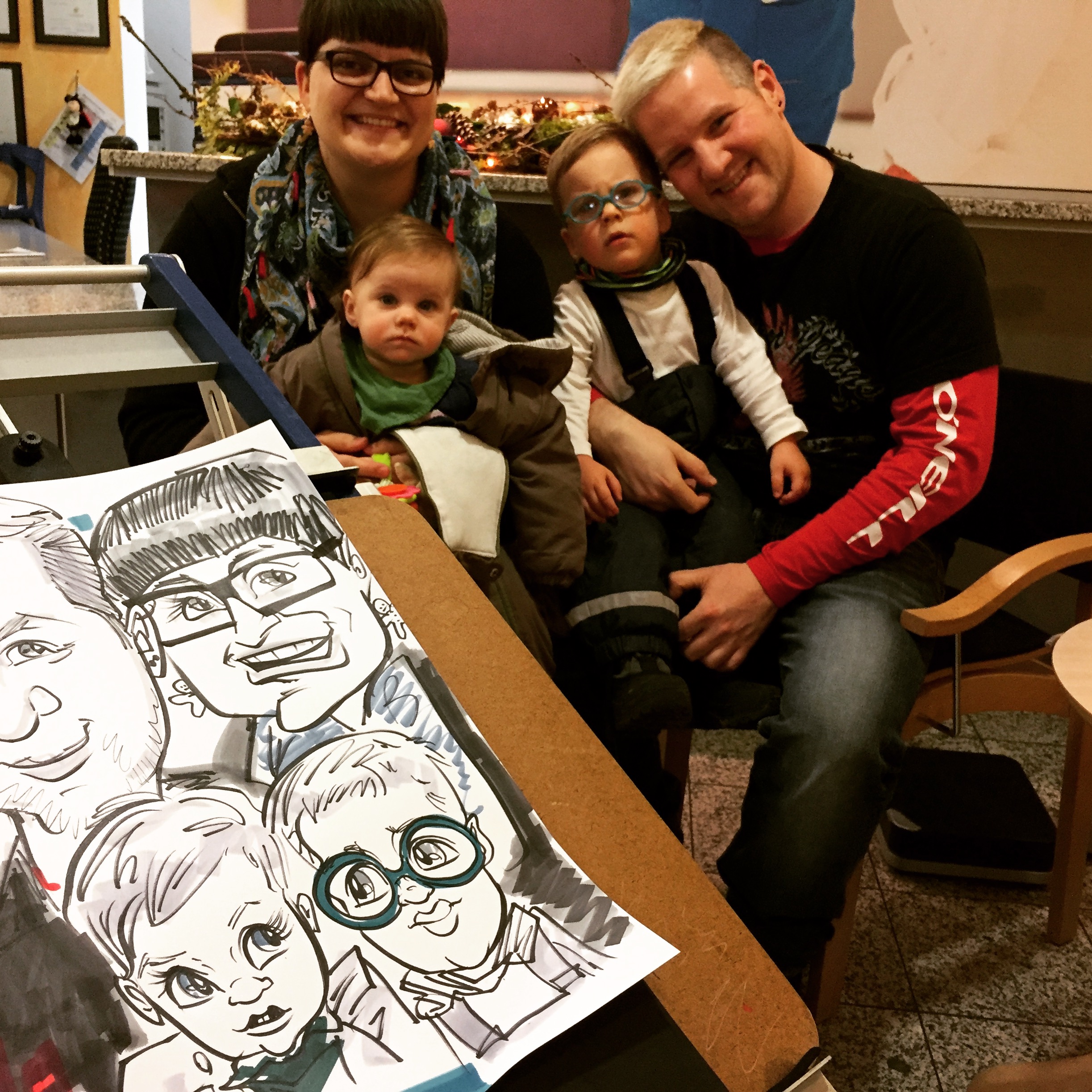 Erol bei den Kurkliniken in Bad Rappenau mit einer Familienkarikatur