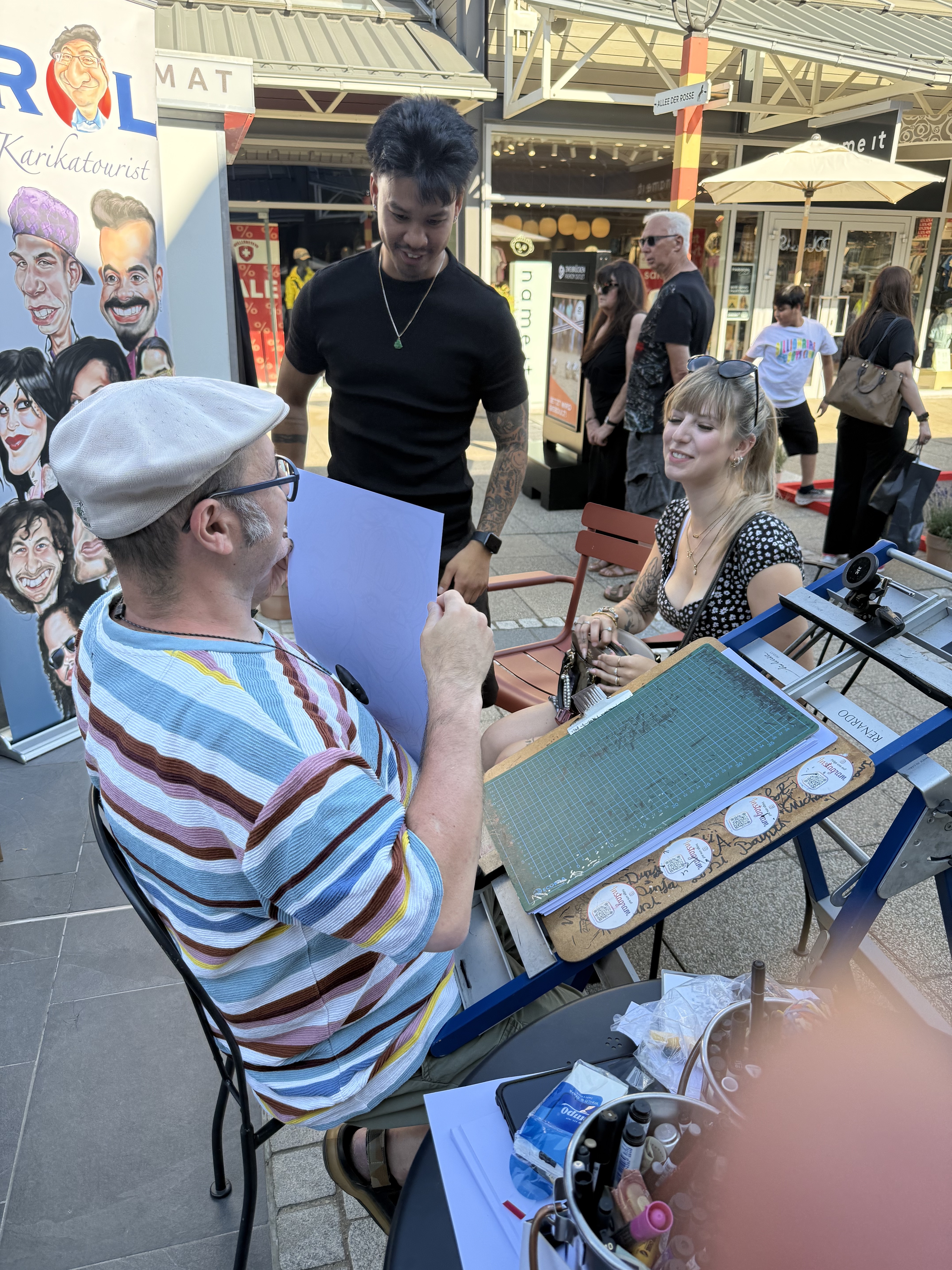 Eine Pärchenkarikatur wird den Besuchern präsentiert