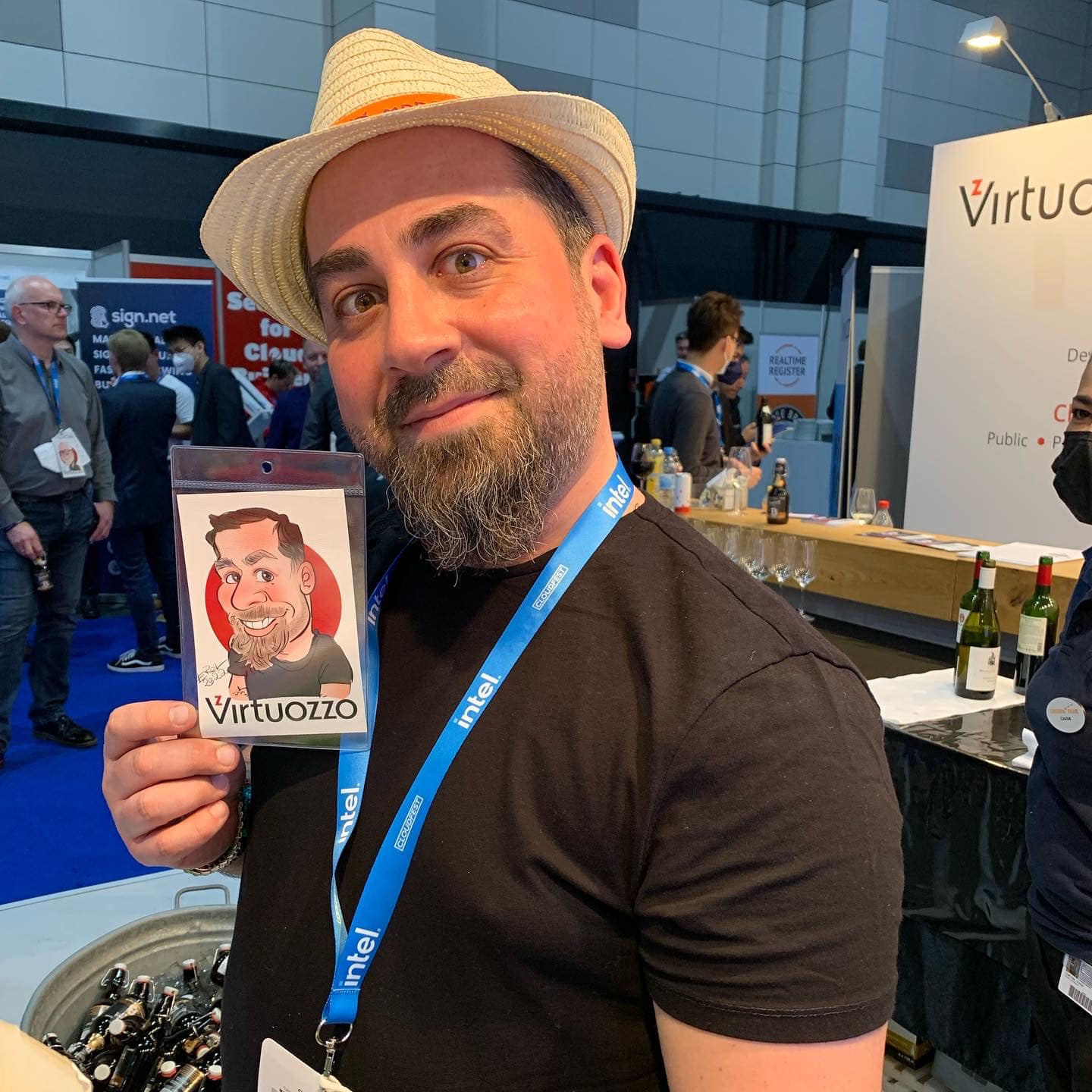 Erol zeichnet klassische Karikaturen auf Papier und auf iPad, umgeben von zahlreichen Gästen.