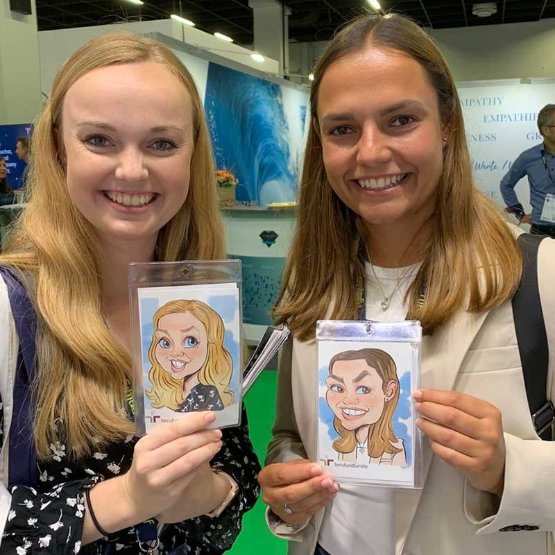 Erol lächelt in die Kamera, neben ihm eine Stofftasche mit einer selbst gezeichneten Karikatur; aufgenommen bei einem Event in der Trendfabrik bei Mannheim – Hinweis auf seine Fähigkeit, auch auf außergewöhnliche Untergründe wie Taschen, Bierdeckel oder sogar Dachziegel zu zeichnen.